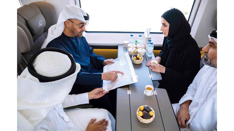 رئيس الدولة مستقلاً قطار الاتحاد من أبوظبي إلى دبي. وام