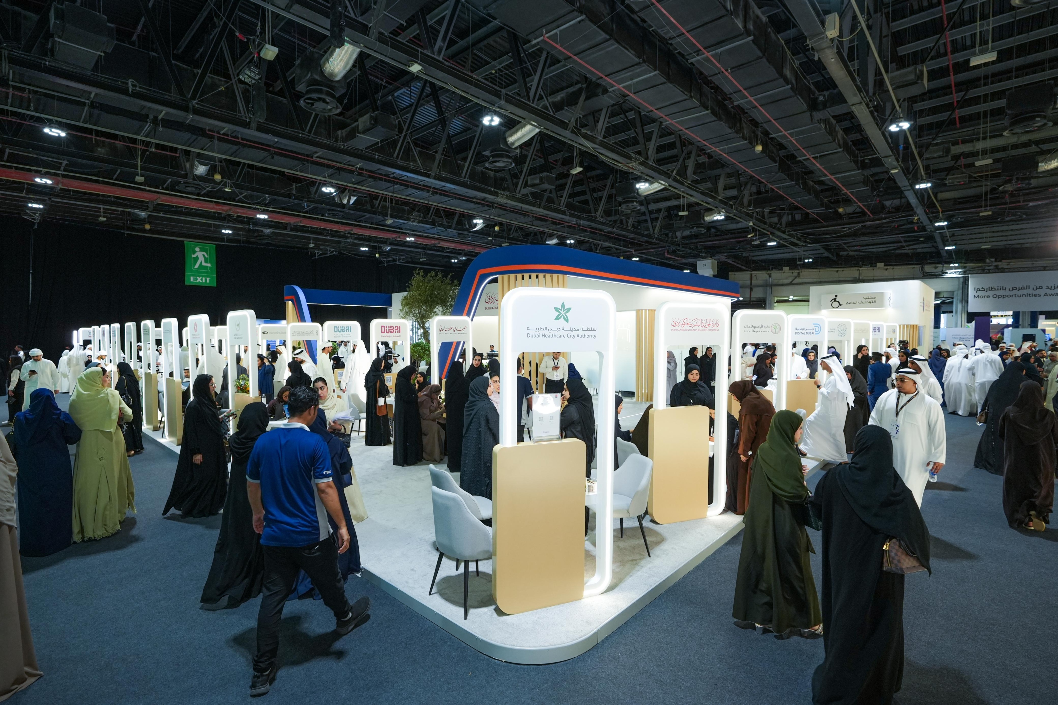 «الموارد البشرية لحكومة دبي» تواصل تمكين المواهب الوطنية وتوسيع مساراتها المهنية في «رؤية 2026» «الموارد البشرية لحكومة دبي» تواصل تمكين المواهب الوطنية وتوسيع مساراتها المهنية في «رؤية 2026»