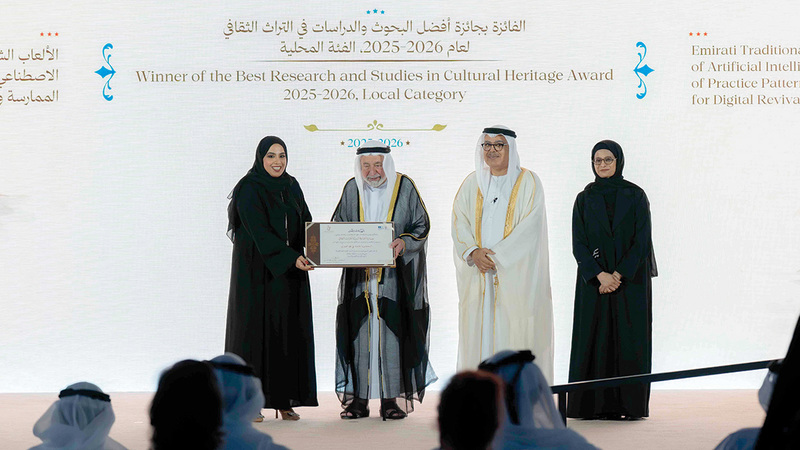 سلطان القاسمي يكرم فاطمة علي المعمري. من المصدر