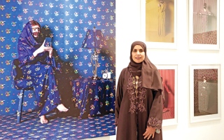 مبدعة إماراتية تُحيي نساء البراقع بـ «أرشيف للذاكرة»
