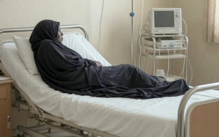 الصورة: &laquo;أم جعفر&raquo; تحتاج إلى 40 ألف درهم لاستكمال علاج السرطان