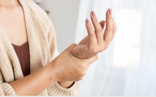 تيبّس اليدين والأصابع صباحاً .. أسباب عليك أن لا تتجاهلها