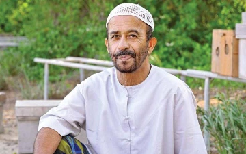 الصورة: 41 عاماً بطعم العسل.. الظنحاني يلاحق النحل بين جبال الإمارات منذ 1985