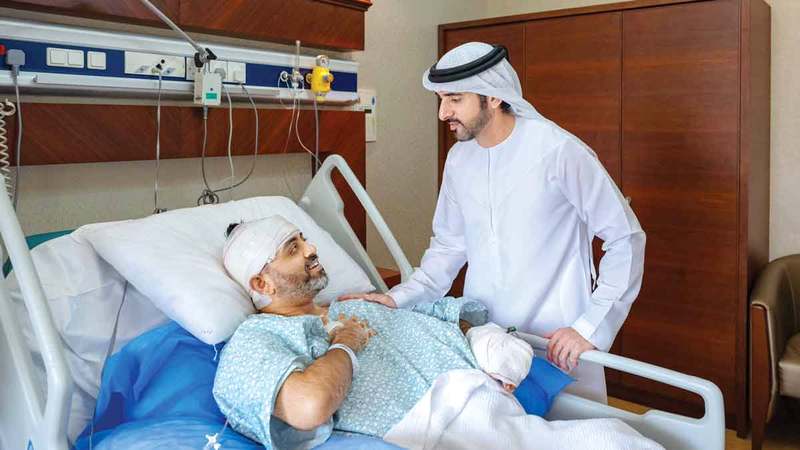حمدان بن محمد خلال زيارته طيار &laquo;فلاي دبي&raquo; سميت ماتشهار. من المصدر