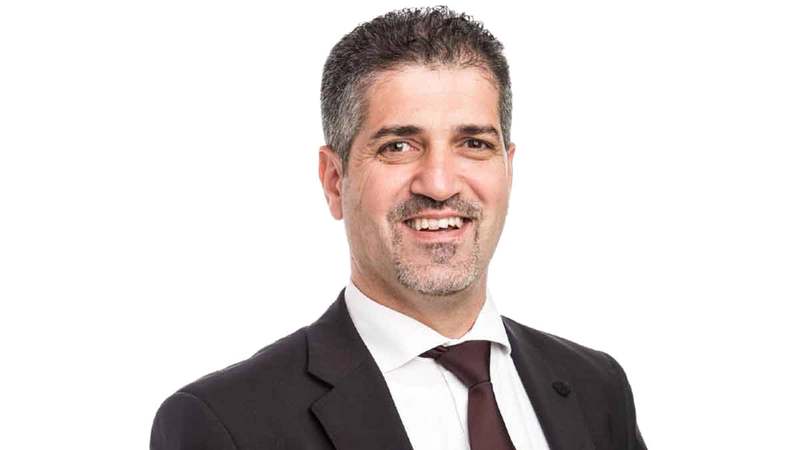 أمجد نصر: الفرق في القسط الشهري قد يبدو محدوداً، لكنه يتحول إلى مبلغ كبير عند احتساب كامل مدة التمويل والرسوم والتأمين والدفعة النهائية.