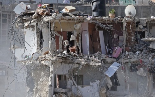 الصورة: إسرائيل تهدم مبنى سكنياً في القدس يقطنه 70 فلسطينياً بحضور بن غفير