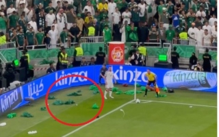 الصورة: رمي قوارير المياه على لاعب &laquo;الأبيض&raquo; روبن يثير تفاعل رواد التواصل الاجتماعي