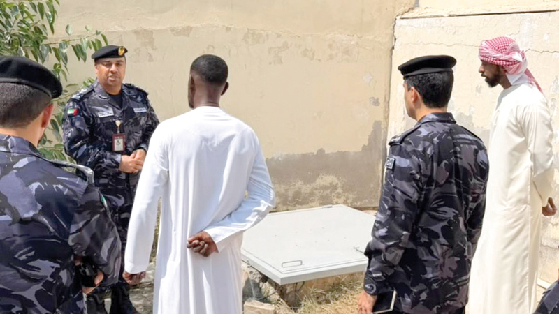 العاملة والطفل سقطا في البئر بعد انهيار غطائه. من المصدر