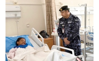 الصورة: عاملة مساعدة تنقذ طفلاً بعد سقوطهما في بئر رغم إصابتها