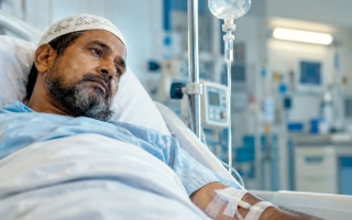 الصورة: متبرع يسدد 15 ألف درهم كلفة علاج &laquo;عبدالكبير&raquo;