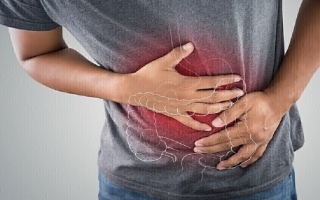 تُسبّب حرقة المعدة والانتفاخ والغثيان .. مشروبات إحذر تناولها على معدة فارغة