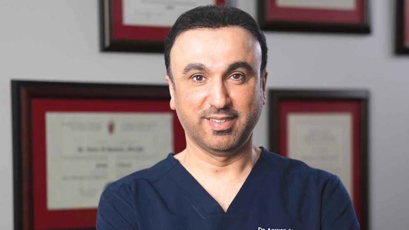 الدكتور أنور الحمادي: هوس متزايد بالتجميل يؤثر سلباً في جوهر تخصص طب الجلدية.