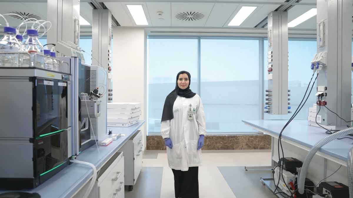 العبدولي أكدت أن عمل &laquo;المركز&raquo; لا يقتصر على فحص المواد المضبوطة وإنما دراسة أنماط ظهورها وتغيرها. تصوير: عبدالله البلوشي