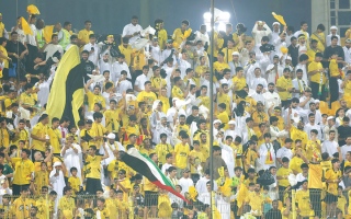 الصورة: بروحٍ عالية.. جمهور الوصل يرحب بـ 300 مشجع للأهلي السعودي