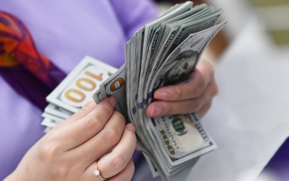 الصورة: الدولار يستقر قرب أعلى مستوياته منذ أبريل 2025
