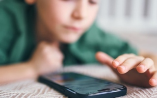 قبل أن تمنح طفلك هاتفاً ذكياً.. دراسة تكشف ارتباطاً مقلقاً باضطرابات الأكل