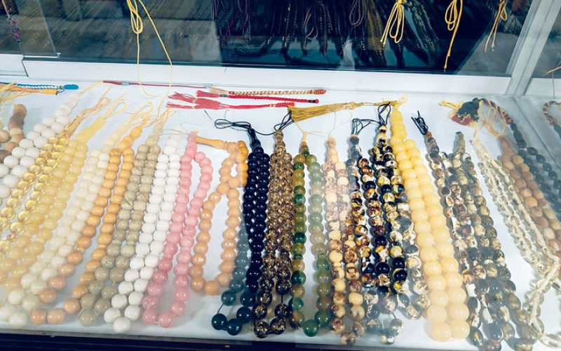 الصورة: أسواق المسابيح.. أحجار نادرة وخامات متنوعة تعزز الطلب (فيديو)