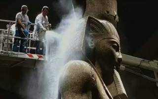 كواليس خاصة من المتحف المصري الكبير.. تنظيف تمثال رمسيس الثاني العملاق