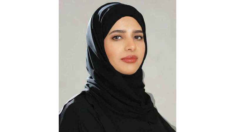 الدكتورة فاطمة الحامدي: المقارنات الاجتماعية المستمرة عبر الإنترنت، تُوقع في فخ المظاهر الخادعة، ومحاولة تقليدها بشراء أشياء ومقتنيات لا حاجة إليها.