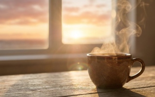أفضل وقت لشرب القهوة صباحاً.. هل نؤجلها أم نتناولها فور الاستيقاظ؟