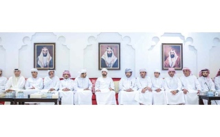 الصورة: حمدان بن محمد يقدم واجب العزاء في محمد حمد بن قطامي العامري
