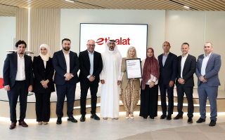 الصورة: "اتصالات الإمارات" أول مشغل بالشرق الأوسط وشمال إفريقيا ينال آيزو لإدارة الذكاء الاصطناعي