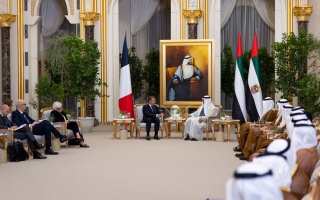 الصورة: رئيس الدولة والرئيس الفرنسي يبحثان علاقات التعاون والتطورات الإقليمية