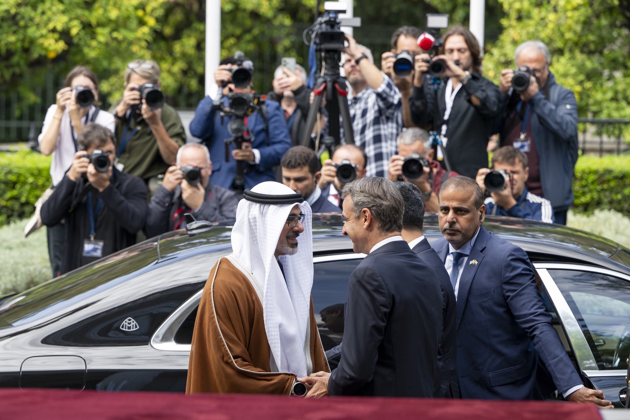 ولي عهد أبوظبي يصل إلى مقر رئاسة الوزراء في أثينا لبحث سُبل تعزيز الشراكة الاستراتيجية بين البلدين ولي عهد أبوظبي يصل إلى مقر رئاسة الوزراء في أثينا لبحث سُبل تعزيز الشراكة الاستراتيجية بين البلدين