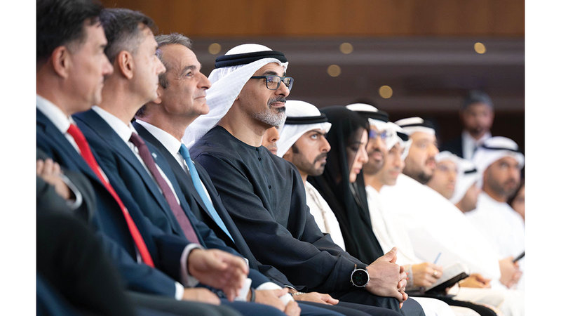 خالد بن محمد وكيرياكوس ميتسوتاكيس خلال حضورهما المنتدى الاستراتيجي الإماراتي - اليوناني. وام