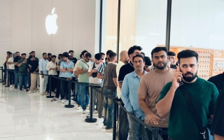 الصورة: منذ الصباح الباكر.. طوابير أمام "أبل" في دبي مول لاقتناء "آيفون دوو".. صور