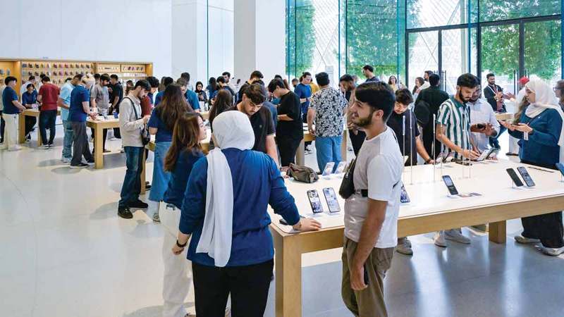 اقتناء الإصدارات الجديدة من هواتف &laquo;آيفون&raquo; يمثل هواية بالنسبة لبعض المتعاملين. تصوير: أشوك فيرما