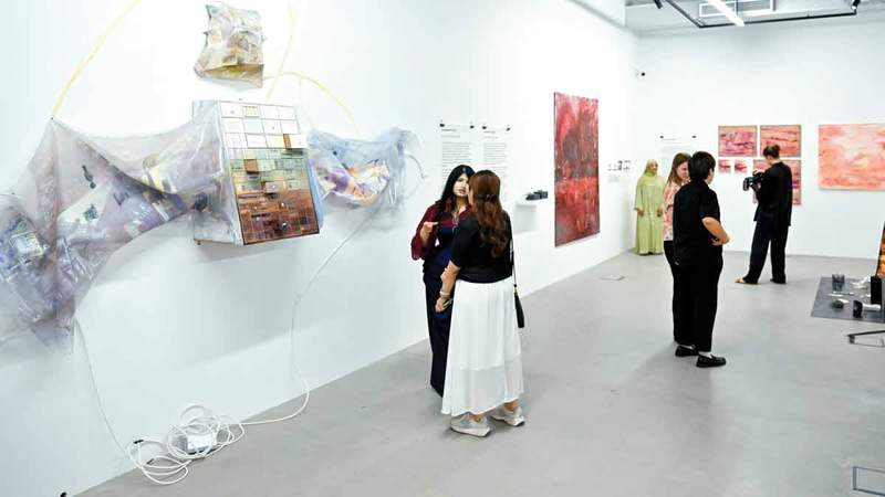 الأعمال المشاركة حولت الاستوديو إلى مساحة للتجريب والشك وإعادة النظر. تصوير: أشوك فيرما