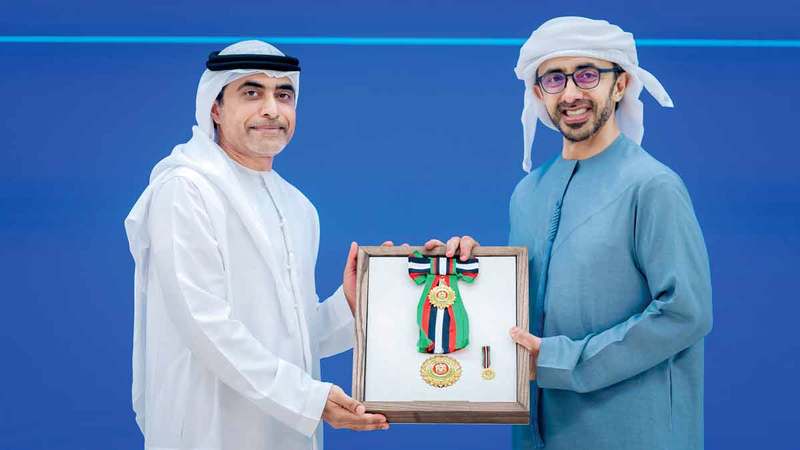 عبدالله بن زايد قلّد المكرمين الأوسمة. وام