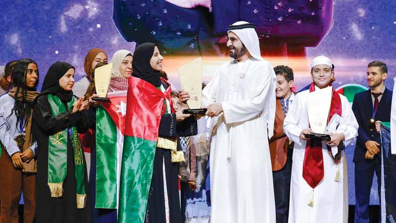 محمد بن راشد يكرم أبطال تحدي القراءة العربي في دورة سابقة. أرشيفية