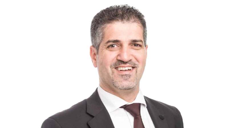 أمجد نصر: كثرة العروض وسهولة الحصول عليها، قد تدفعان البعض إلى اتخاذ قرارات إنفاق من دون دراسة كافية لآثارها.