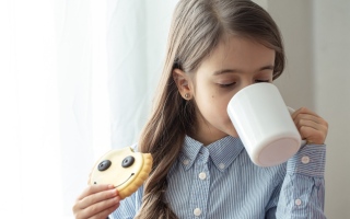 مشروبات الكافيين والأطفال.. دراسة ترصد تأثيرات محتملة على الدماغ