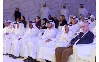الصورة: منصور بن محمد يكرِّم الفائزين بجائزة محمد بن راشد للغة العربية في دورتها العاشرة