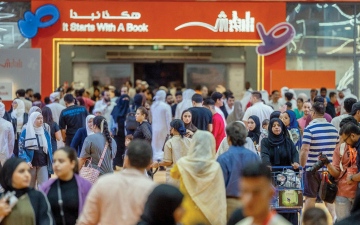 الصورة: زوار &laquo;الشارقة للكتاب&raquo; على موعد مع مبدعين من 5 قارات