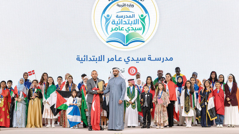 سيف بن زايد خلال تكريم مدرسة &laquo;سيدي عامر&raquo;&nbsp;من تونس الفائزة بلقب &laquo;المدرسة المتميّزة&raquo;. من المصدر