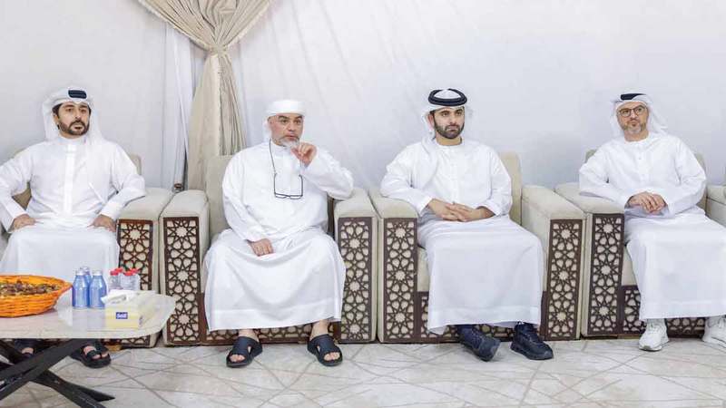 منصور بن محمد خلال تقديم واجب العزاء. من المصدر