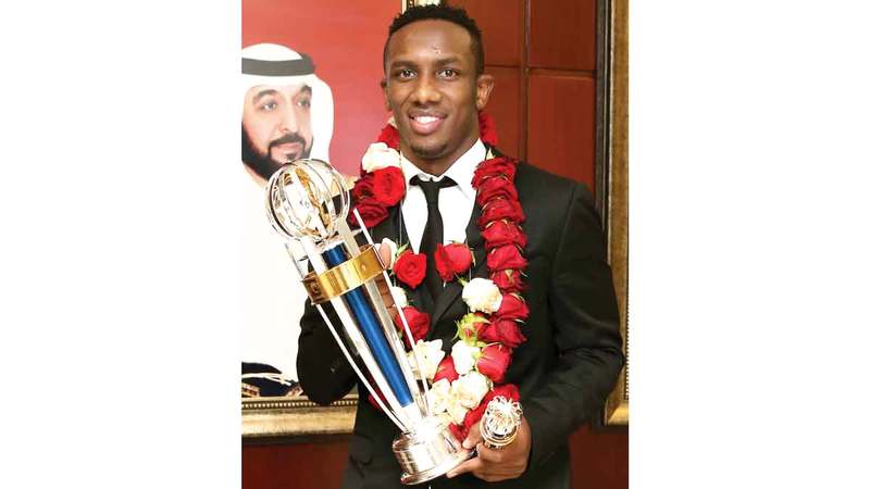 أحمد خليل تُوج بجائزة أفضل لاعب في آسيا عام 2015. أرشيفية