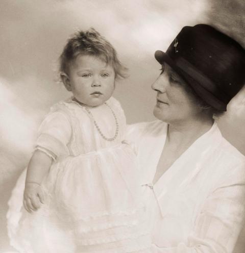 من حضن الام الى حضن الشعب -المصدر: ا.ب