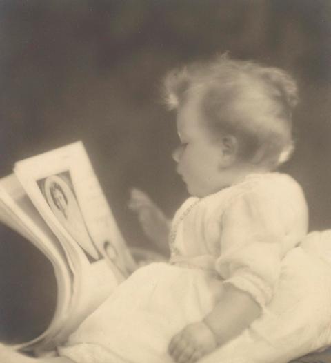 من تصفح ألبوم الصور الى كتابة تاريخ مملكة -المصدر: أ.ب