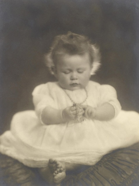 فرق بين انشغال الطفولة بالصغائر والانشغال بالحكم والسياسة -المصدر :ا.ب