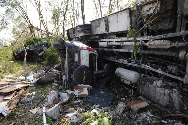 حتى الناقلات الضخمة والسيارات لم تسلم من الإعصار. د ب أ