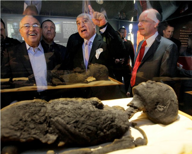 الأمين العام للمجلس الأعلى للآثار المصري، زاهي حواس، رافق الفرعون المصري الذي حلّ ضيفاً على معرض "توت عنخ آمون والعصر الذهبي للفراعنة"-أ.ب