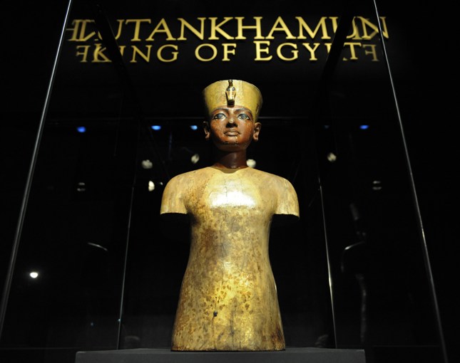 130 قطعة أثرية نادرة يضمها المعرض الحالي الذي يستمر حتى الثاني من يناير المقبل، وهو ما يزيد مرتين على عدد الكنوز التي حواها المعرض السابق-رويترز