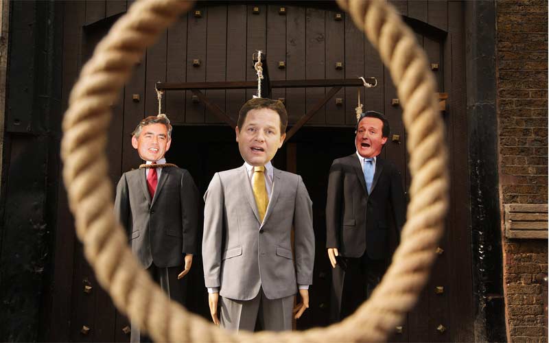 الناخبون البريطانيون يشهرون سيف المحاسبة في وجه زعماء الأحزاب الثلاثة المتنافسة في الانتخابات المقبلة-أ.ف.ب