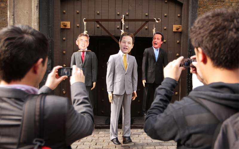 حزب الديمقراطيين الأحرار بزعامة نيك كليغ خرق قاعدة ثنائية الحزبين، العمال والمحافظين، ليخلط أوراق اللعبة الديمقراطية العريقة-غيتي