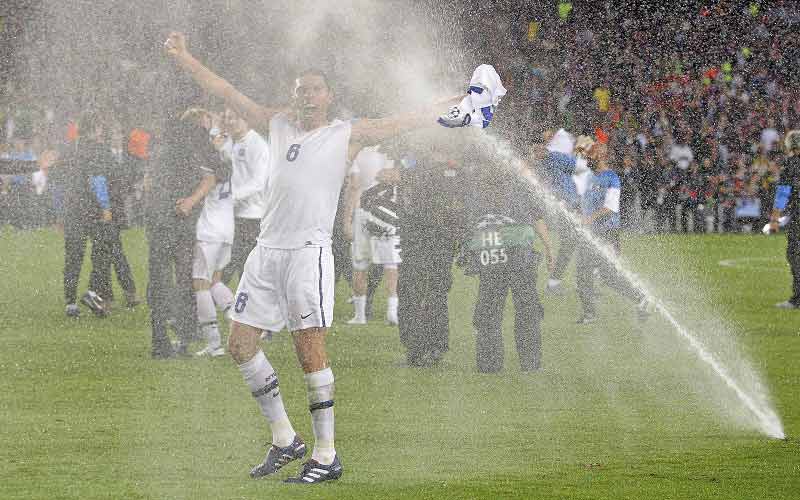 المياه تغمر لاعبي الإنتر من دون أن تثنيهم عن الاحتفال. أ.ب